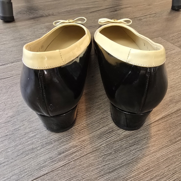 Bruno Magli Italy Bow Pumps Navy Cream Size 7 Preppy Coastal Chic Girlie - Picture 5 of 12